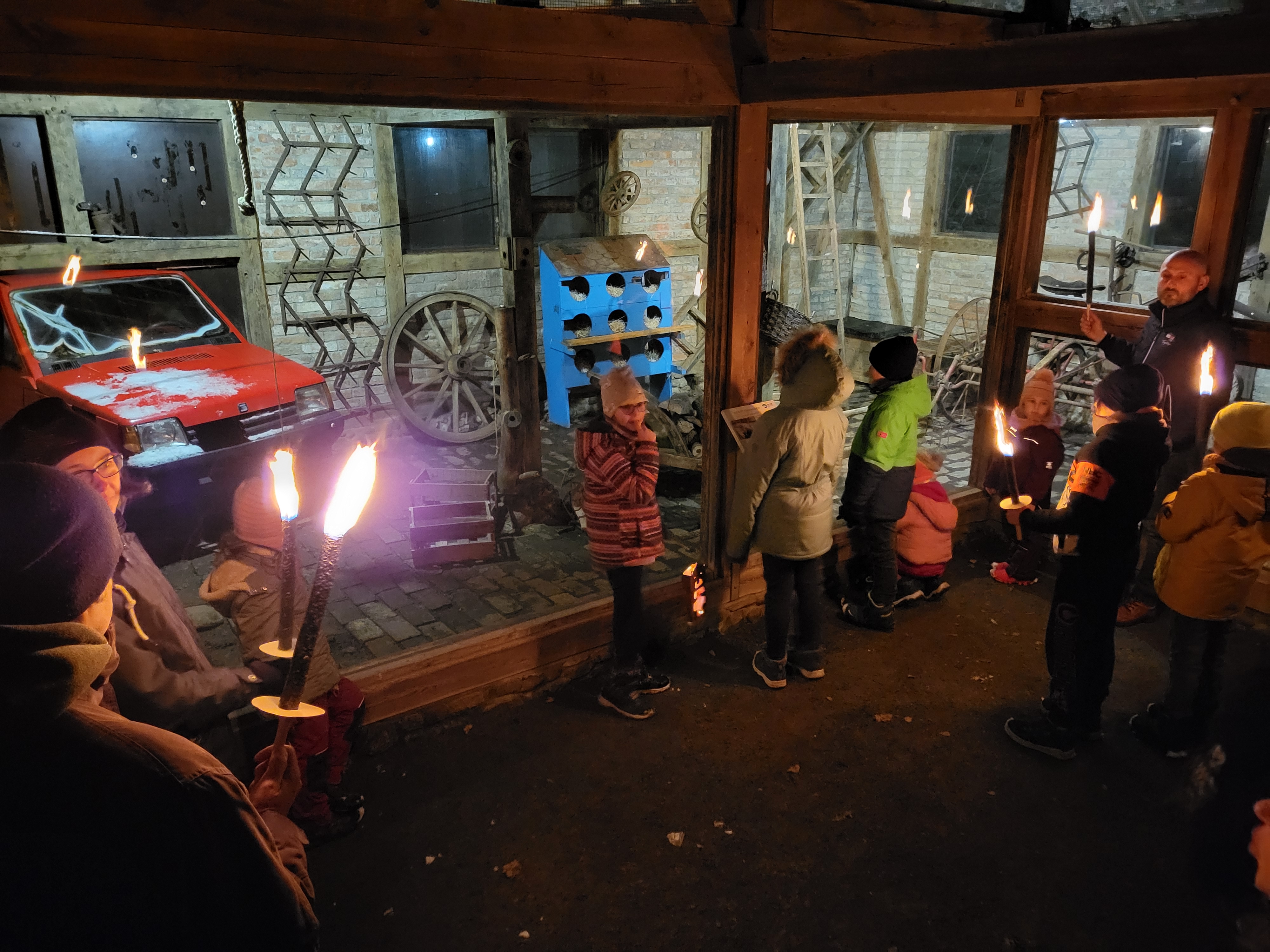 Abendliche Fütterung in der Steinmarder-Scheune