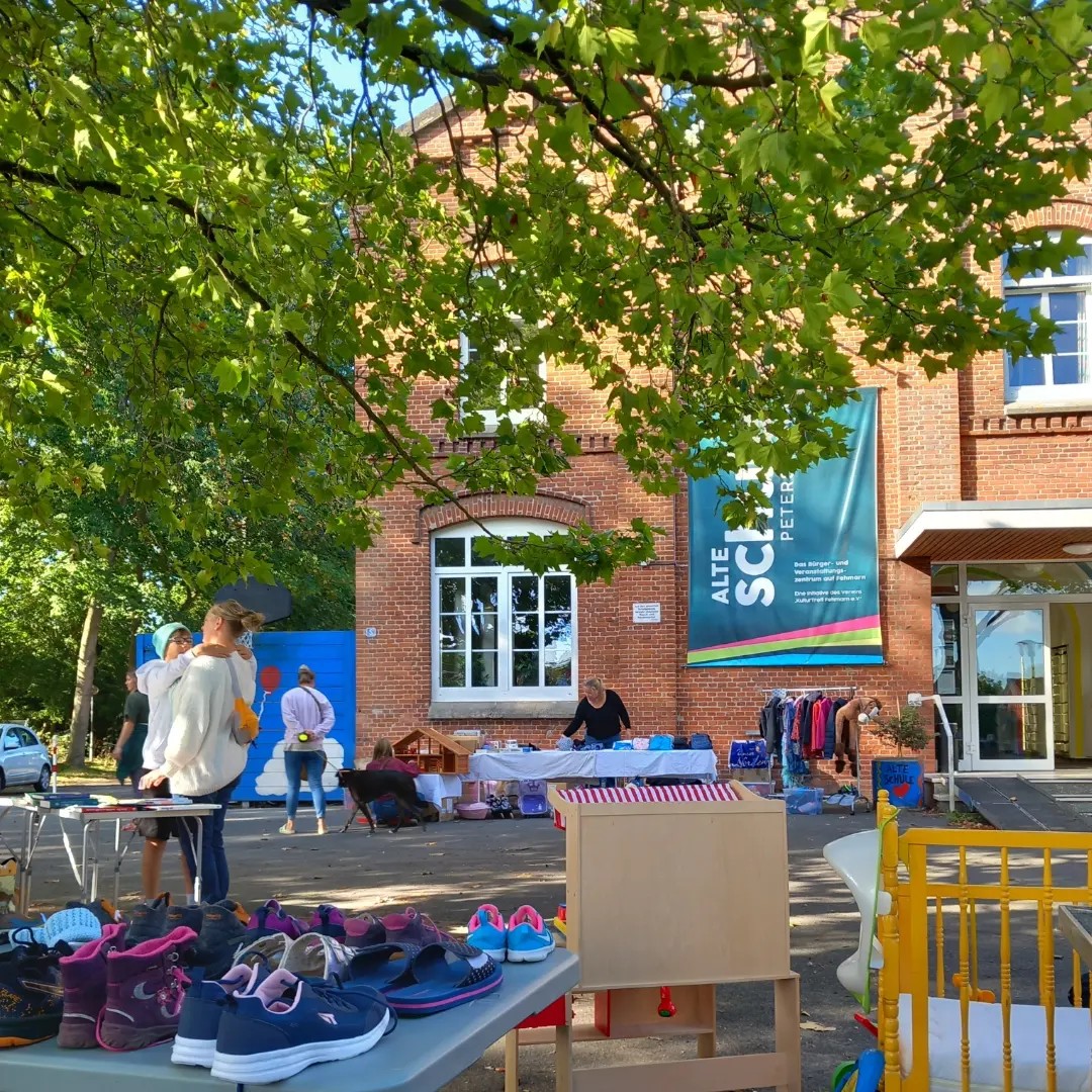 Flohmarkt auf dem ehemaligen Schulhof in Petersdorf auf Fehmarn