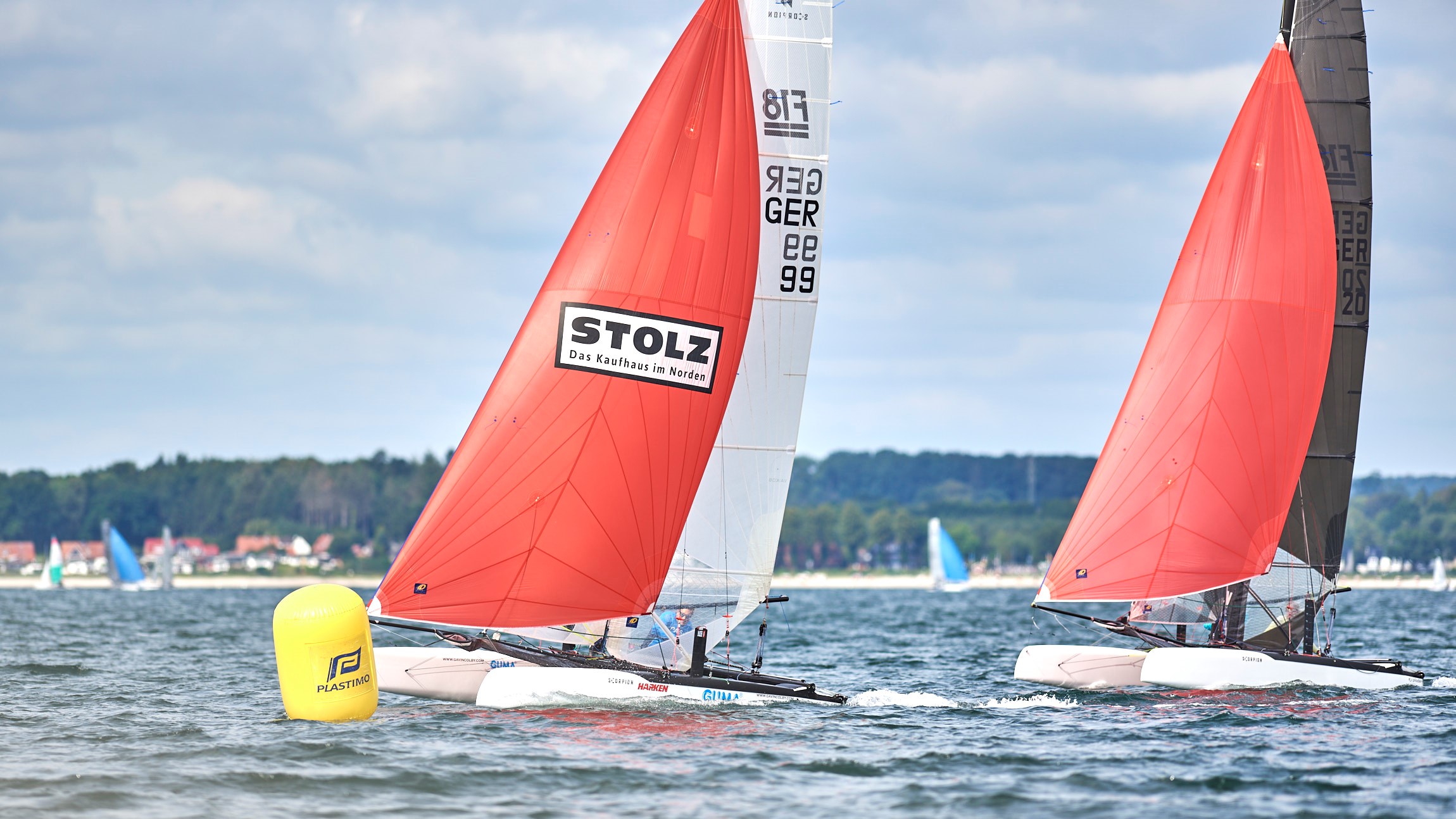 Formula 18 Katamarane im Zweikampf beim Tonnenmanöver