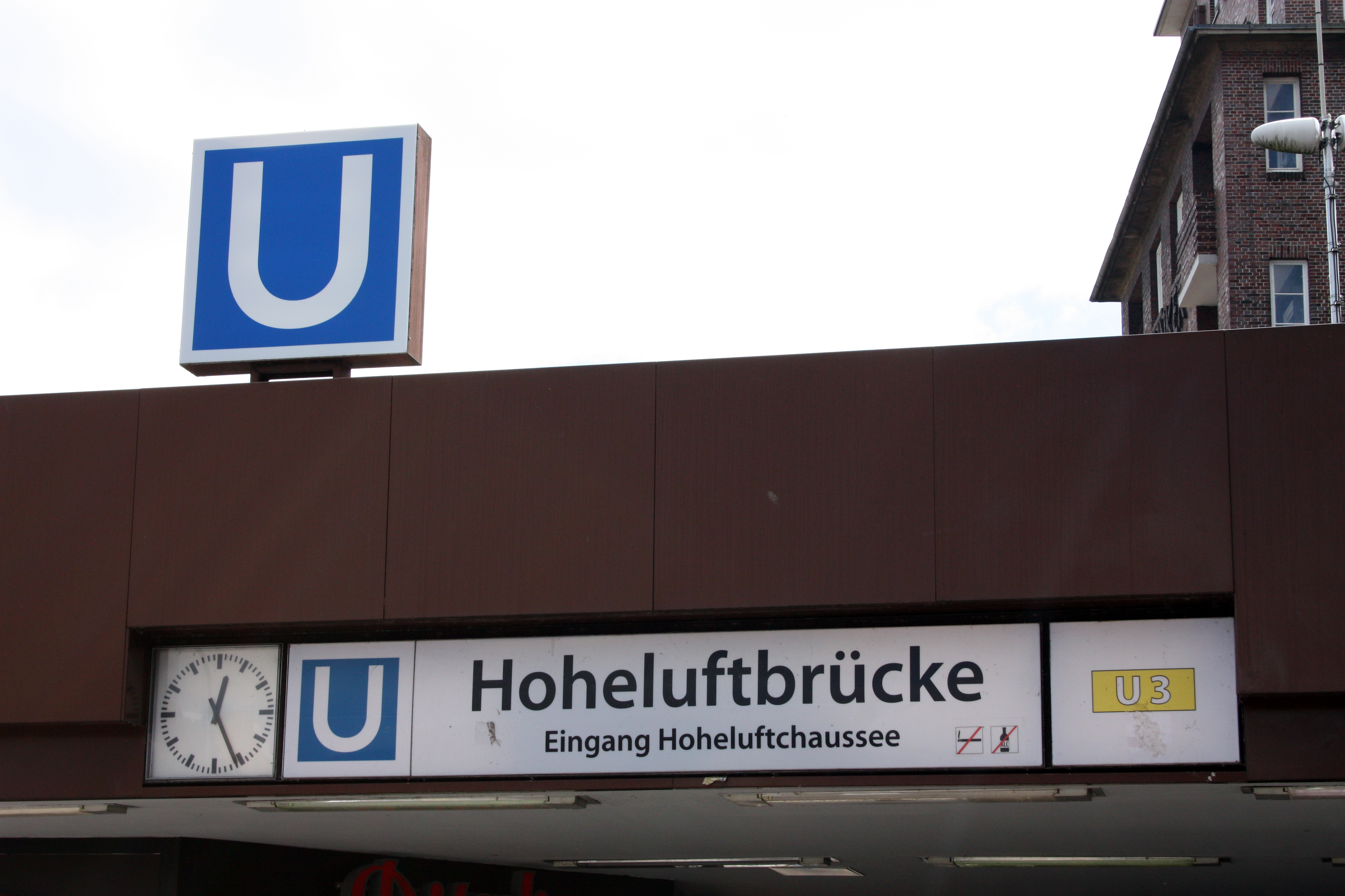 Meeting point: U-Bahn station Hoheluftbrücke