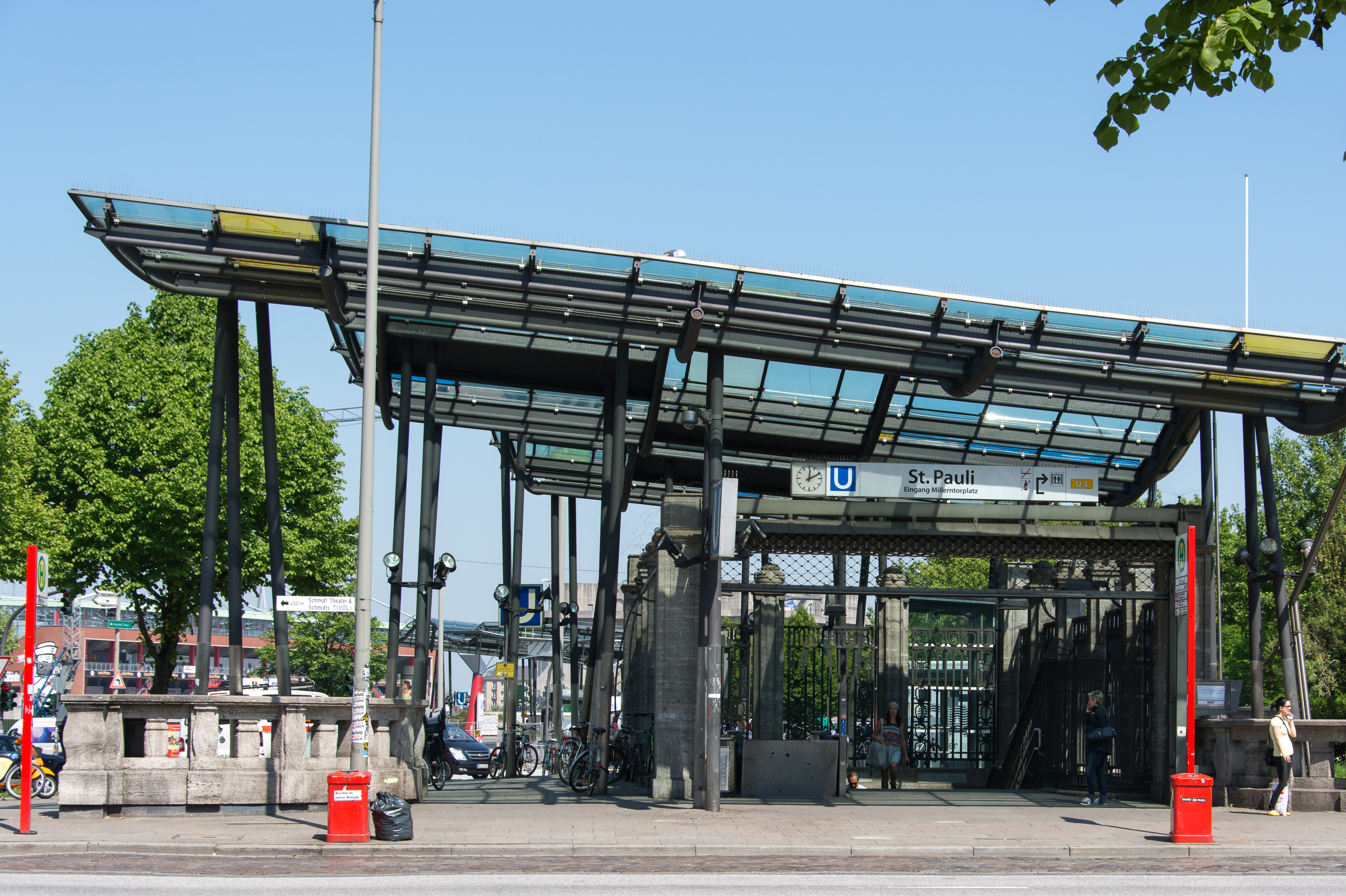 Meeting point: St. Pauli subway station (exit Millerntorplatz/Reeperbahn)