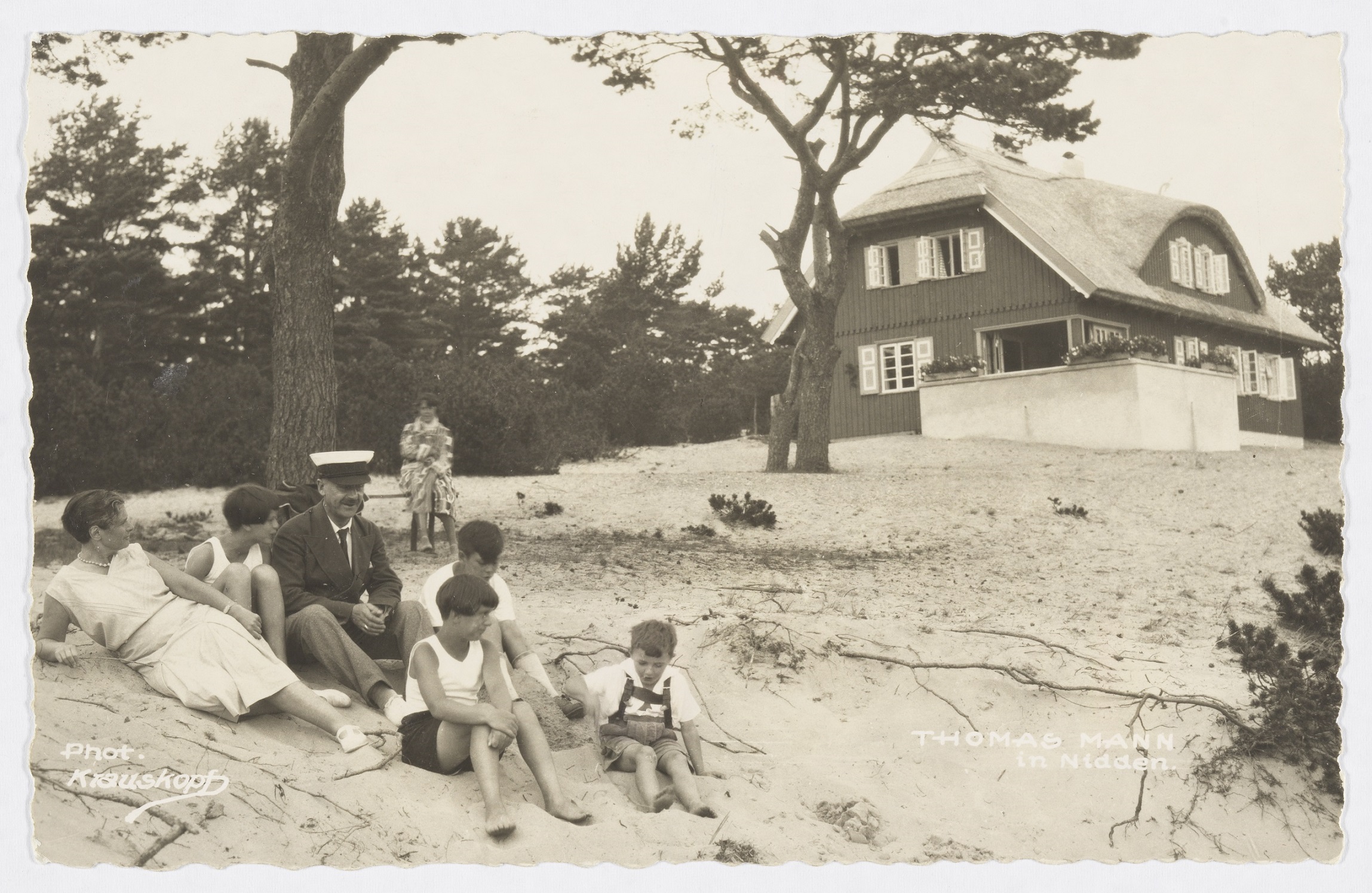 Familie Mann in Nidden beim Ferienhaus (Fotopostkarte), 1930