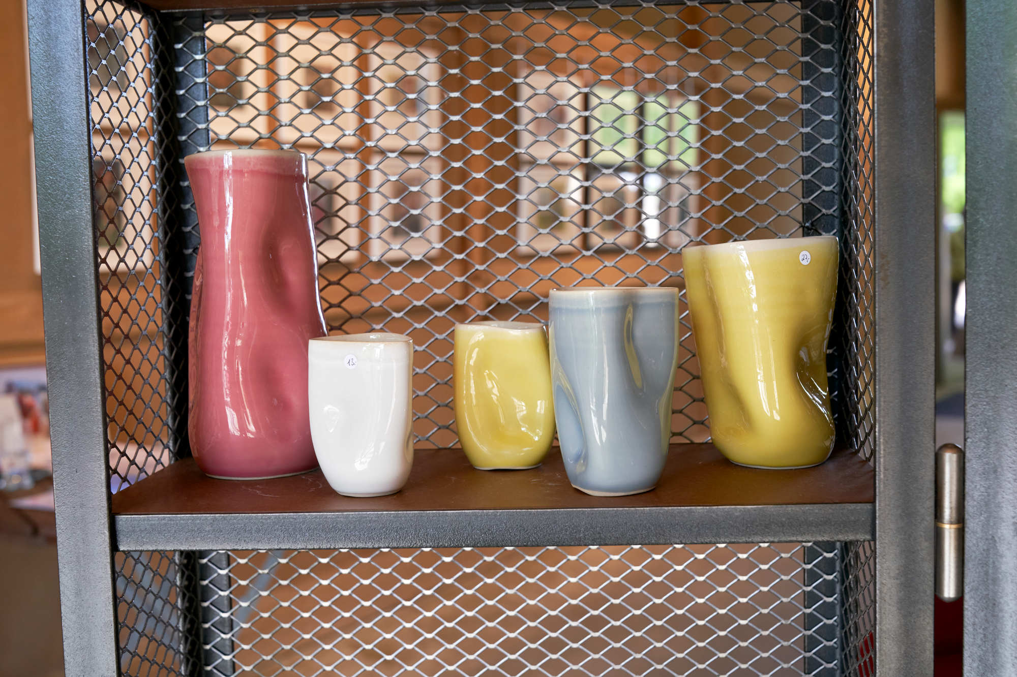 Klare Form: Vasen von Juuli in der Alten Scheune Satemin