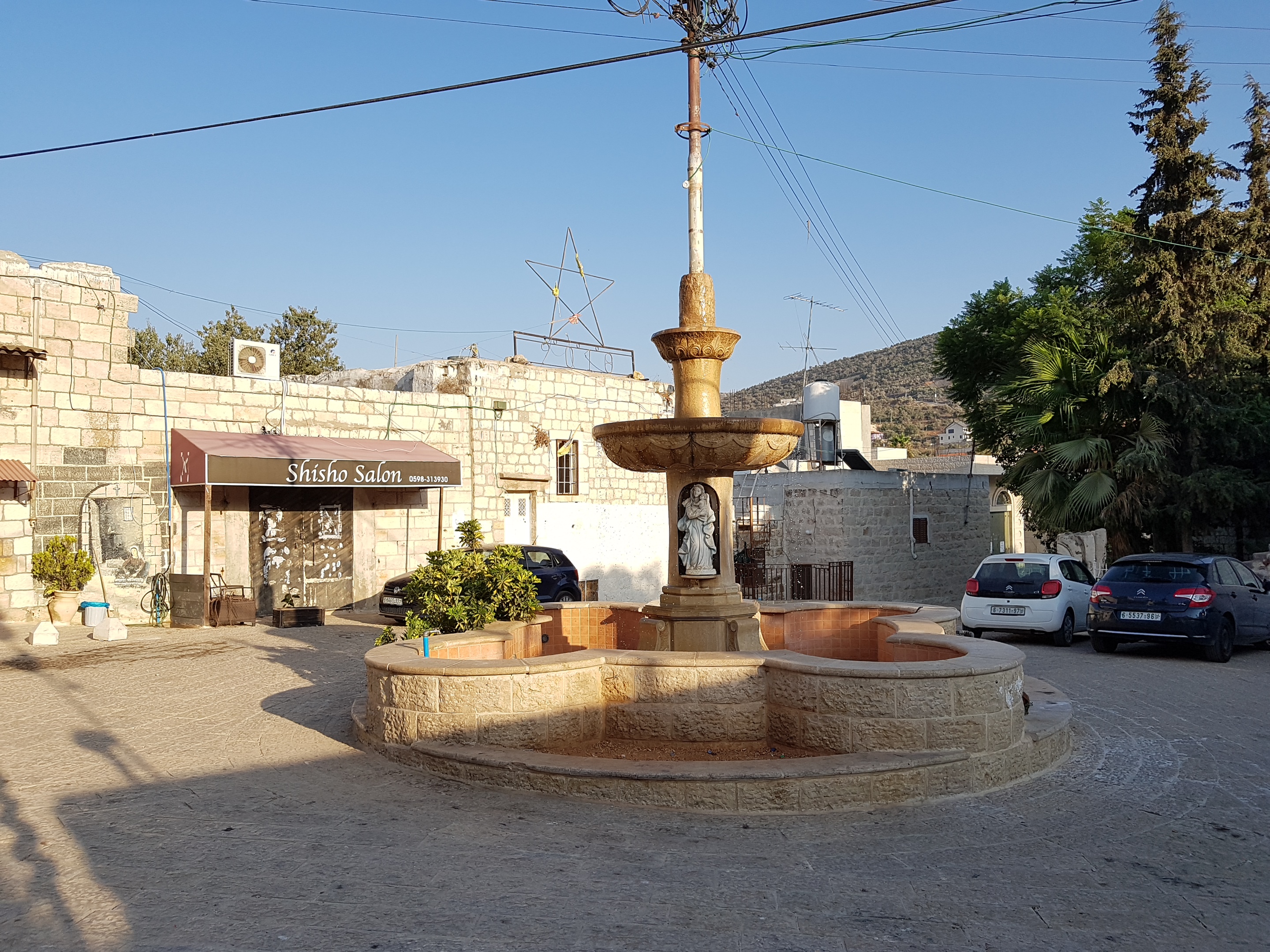 Marktplatz von Jifna mit Marienbrunnen
