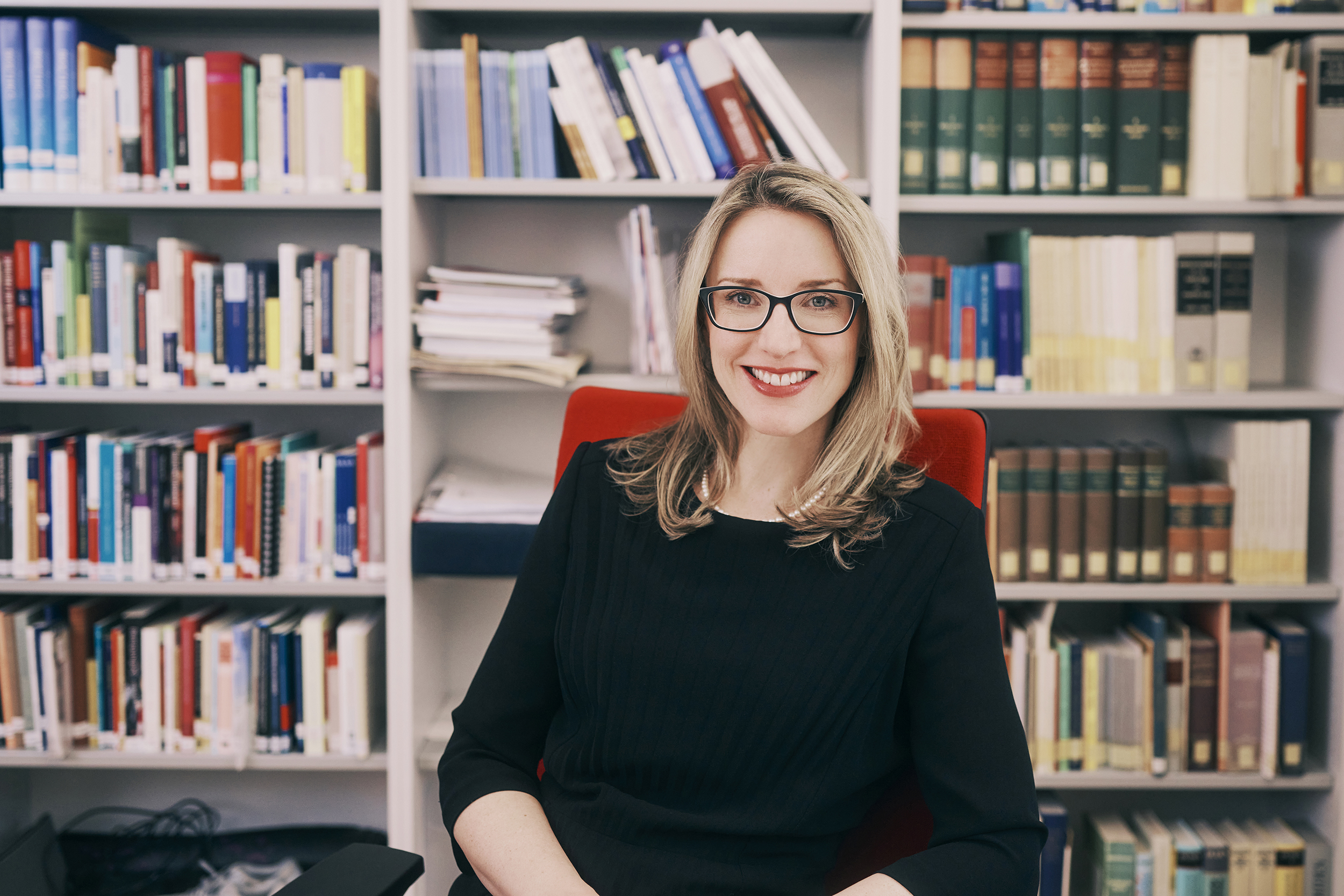 Alena-Buyx-Portrait-Regal-Schwarz-10-HR-small-1