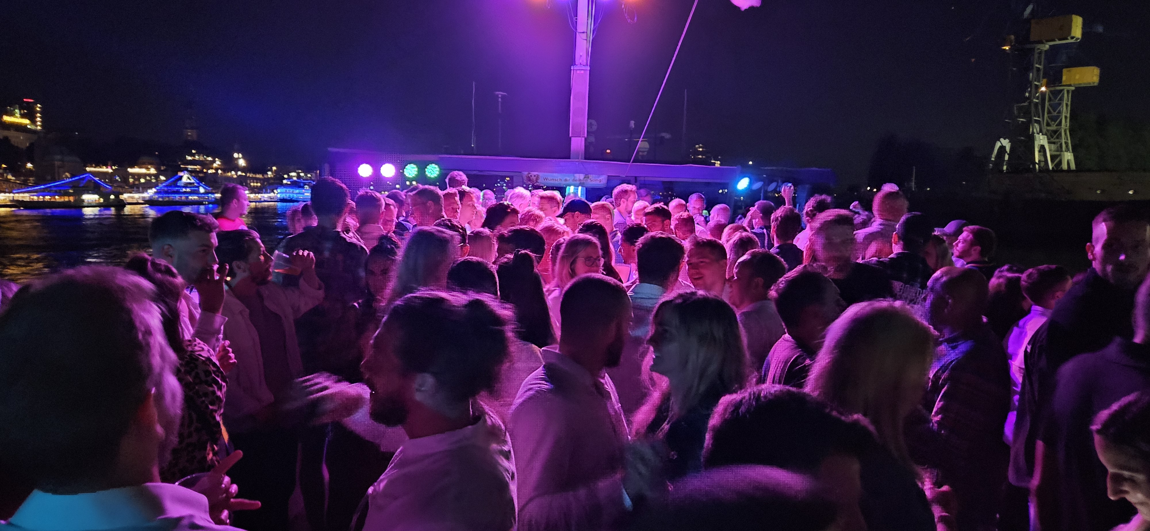 Fahrt im Dunkeln durch den romantisch beleuchteten Hamburger Hafen