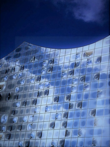 Elbphilharmonie mit Himmel Foto Britta Müller