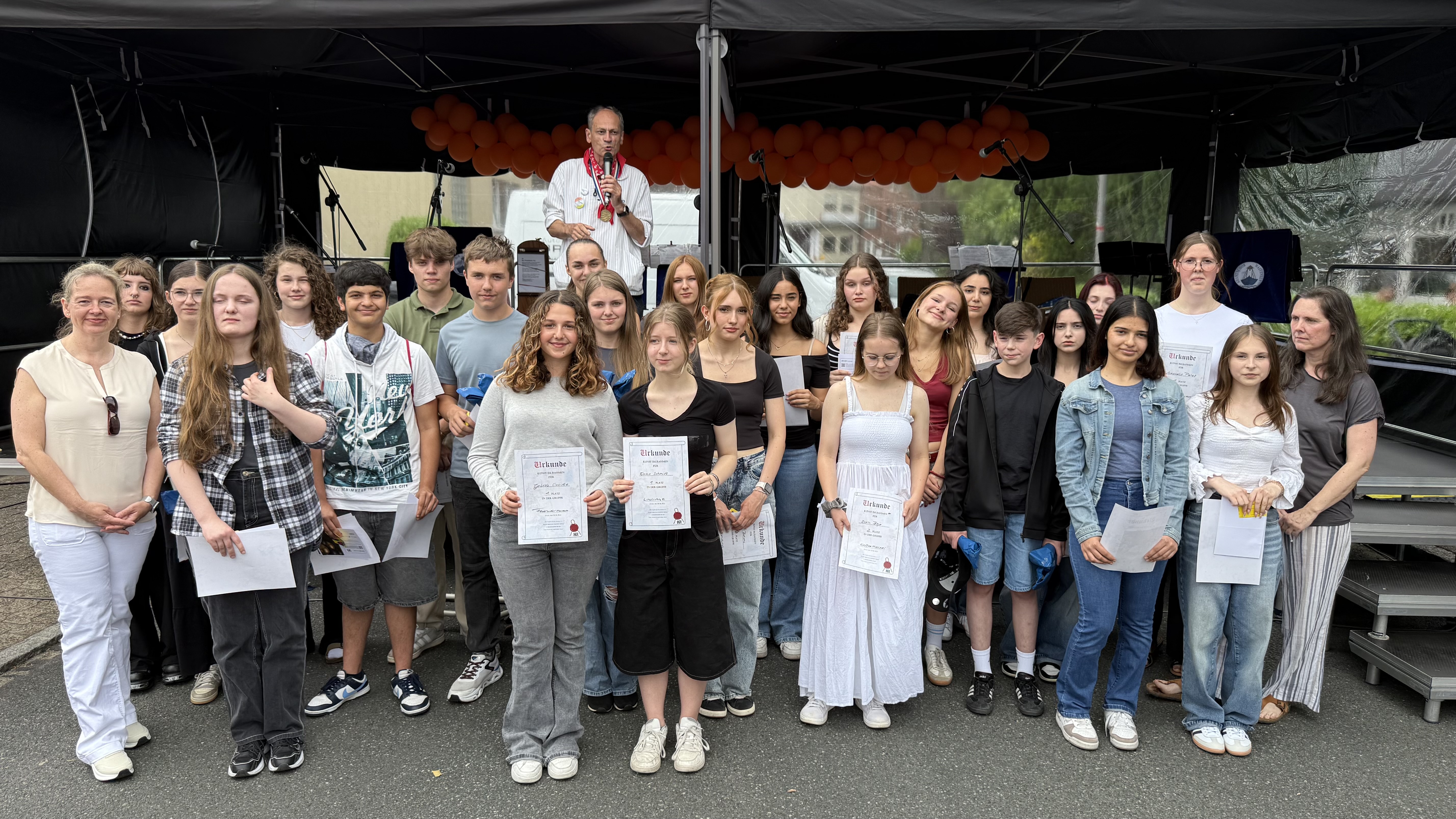 Gewinner des Kreativwettbewerbs "Kunst im Rahmen" bei der Preisverleihung auf dem Zevener Matjesfest